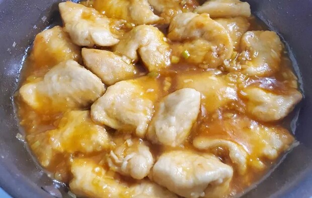 『鶏胸肉のトマトチリソース』の完成写真（撮影：エニママ）