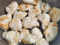 パックの安い鶏むね肉　意外な味付けに「家族が歓声あげた」【節約レシピ】