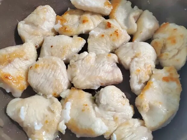 パックの安い鶏むね肉 意外な味付けに「家族が歓声あげた」【節約レシピ】