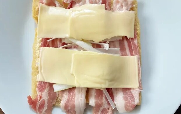 『豚バラ油揚げのチーズ巻き』を作る写真（撮影：エニママ）