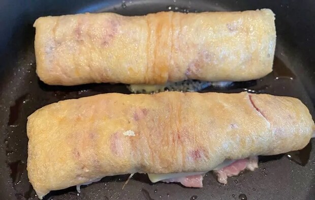 『豚バラ油揚げのチーズ巻き』を作る写真（撮影：エニママ）