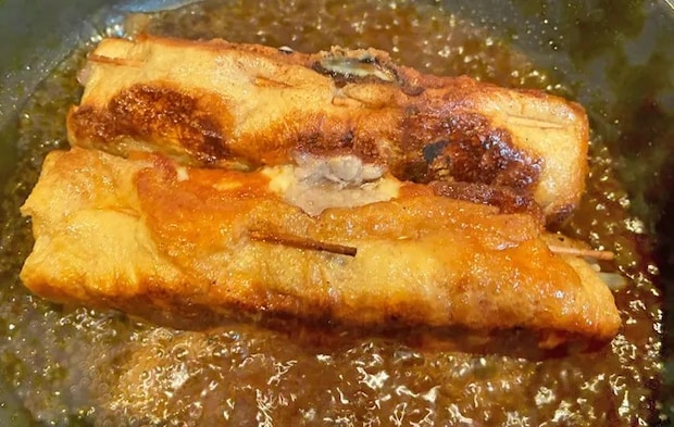 『豚バラ油揚げのチーズ巻き』を作る写真（撮影：エニママ）