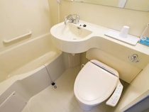 ホテルのユニットバス　体を洗う時、シャワーカーテンは中？外？【有名ホテルに聞いた】