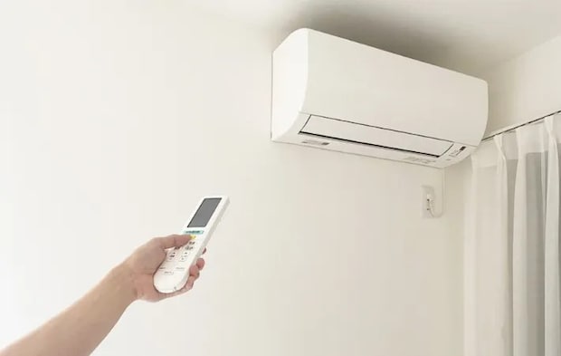 エアコンにリモコンを向ける様子