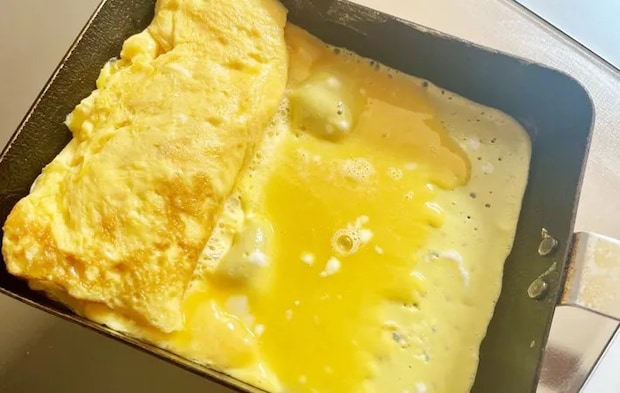 『ヨールグルト入り玉子焼き』を作る写真（撮影：エニママ）