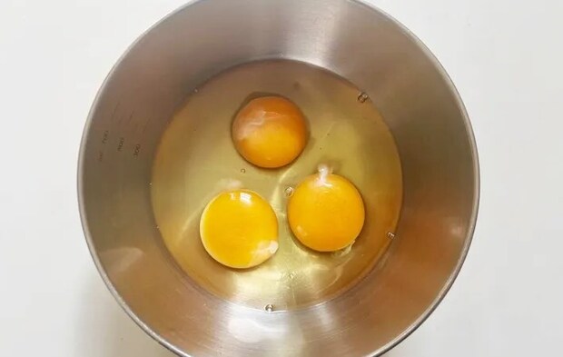 『ヨールグルト入り玉子焼き』を作る写真（撮影：エニママ）