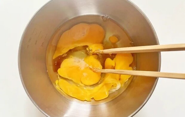 『ヨールグルト入り玉子焼き』を作る写真（撮影：エニママ）