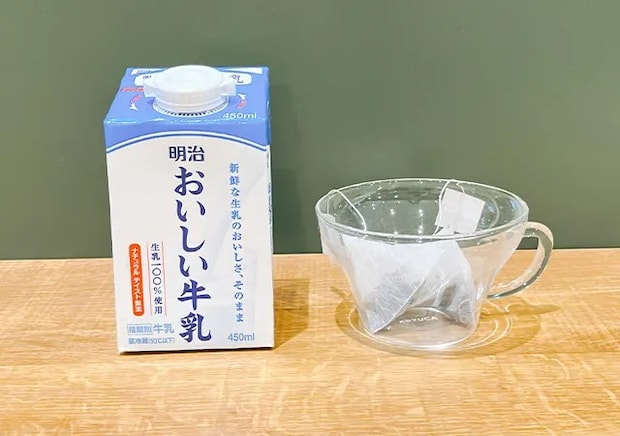 牛乳とティーバッグ紅茶（撮影：grape編集部）