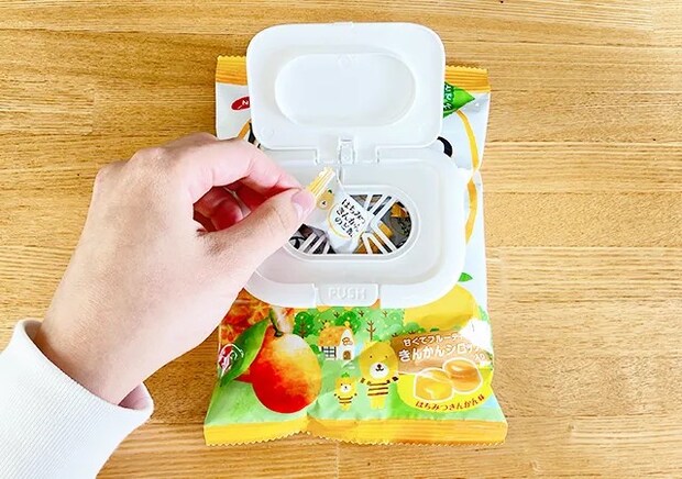 飴の袋とウエットシートの蓋（撮影：grape編集部）