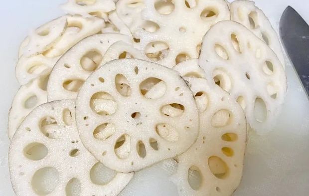 『はさまない！れんこんはさみ焼き』を作る写真（撮影：エニママ）