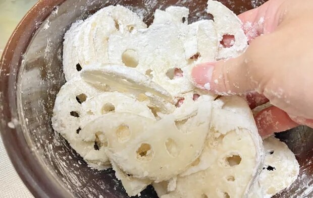 『はさまない！れんこんはさみ焼き』を作る写真（撮影：エニママ）