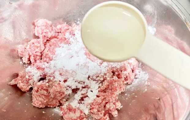 『はさまない！れんこんはさみ焼き』を作る写真（撮影：エニママ）