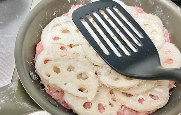 『はさまない！れんこんはさみ焼き』を作る写真（撮影：エニママ）