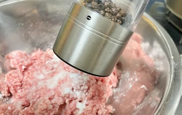 『はさまない！れんこんはさみ焼き』を作る写真（撮影：エニママ）