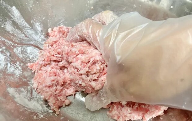 『はさまない！れんこんはさみ焼き』を作る写真（撮影：エニママ）