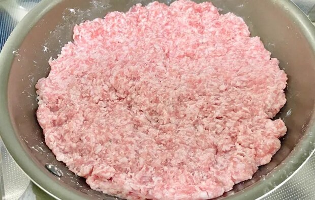 『はさまない！れんこんはさみ焼き』を作る写真（撮影：エニママ）