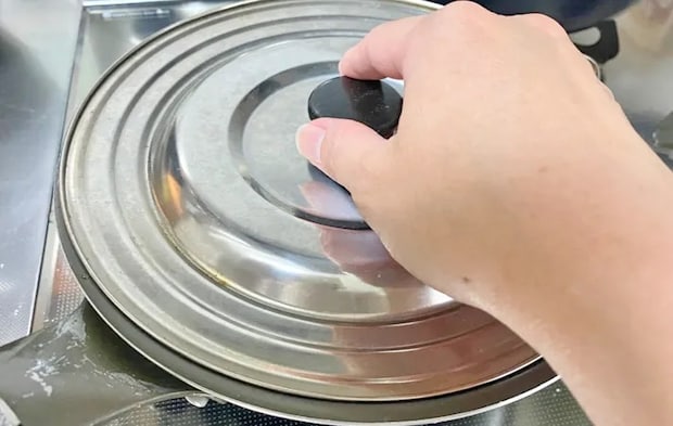 『はさまない！れんこんはさみ焼き』を作る写真（撮影：エニママ）