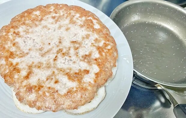 『はさまない！れんこんはさみ焼き』を作る写真（撮影：エニママ）