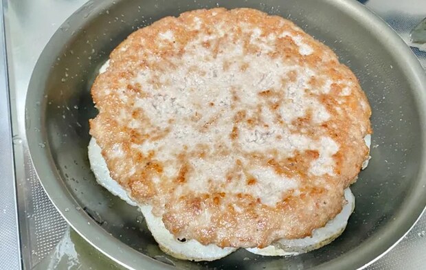 『はさまない！れんこんはさみ焼き』を作る写真（撮影：エニママ）