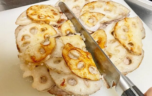 『はさまない！れんこんはさみ焼き』を作る写真（撮影：エニママ）