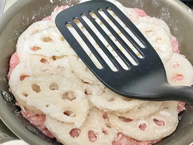 作るのが面倒な『レンコンのはさみ焼き』　時短のコツに「この手があったか！」