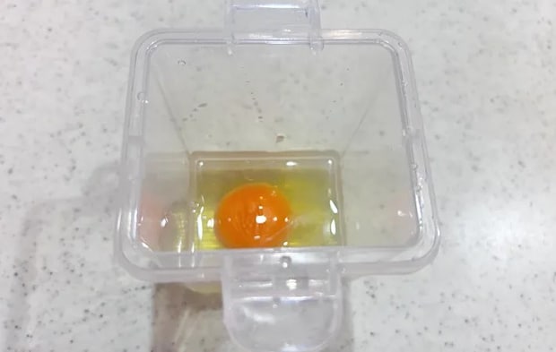 『レンジで簡単 だし巻きたまご』でだし巻き卵を作る写真（撮影：エニママ）