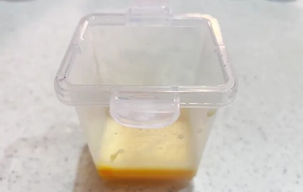 『レンジで簡単 だし巻きたまご』でだし巻き卵を作る写真（撮影：エニママ）