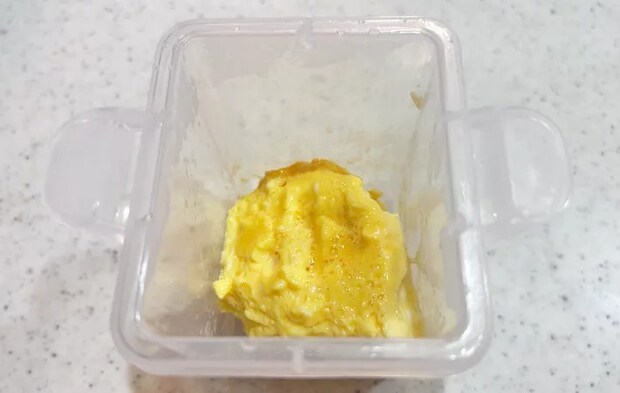 『レンジで簡単 だし巻きたまご』でだし巻き卵を作る写真（撮影：エニママ）