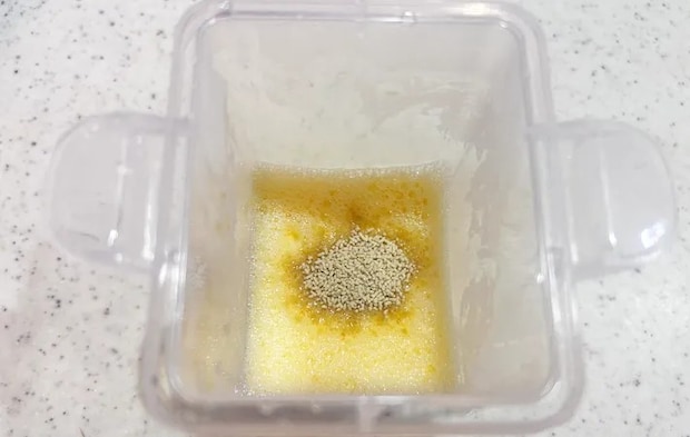 『レンジで簡単 だし巻きたまご』でだし巻き卵を作る写真（撮影：エニママ）