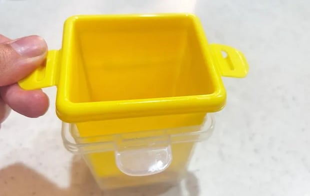 『レンジで簡単 だし巻きたまご』でだし巻き卵を作る写真（撮影：エニママ）