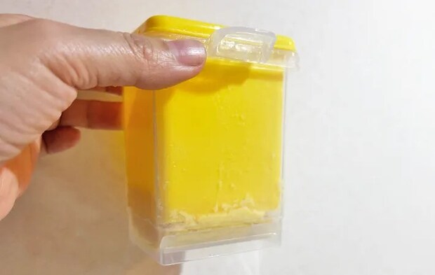 『レンジで簡単 だし巻きたまご』でだし巻き卵を作る写真（撮影：エニママ）