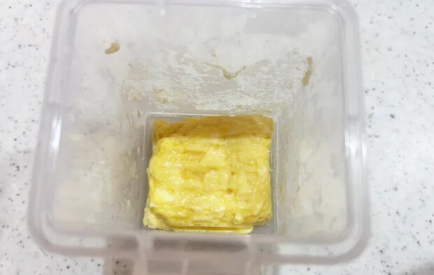 『レンジで簡単 だし巻きたまご』でだし巻き卵を作る写真（撮影：エニママ）