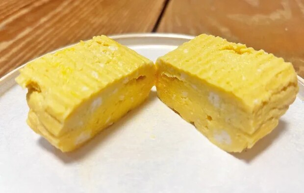 『レンジで簡単 だし巻きたまご』で作っただし巻き卵の写真（撮影：エニママ）