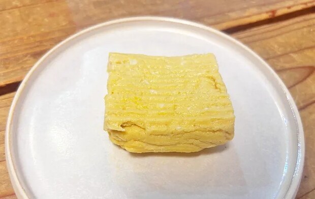 『レンジで簡単 だし巻きたまご』で作っただし巻き卵の写真（撮影：エニママ）