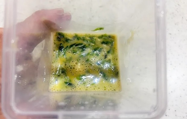 『レンジで簡単 だし巻きたまご』でだし巻き卵を作る写真