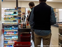 ポテトチップスを買おうと、スーパーのレジに並ぶ男性　次の瞬間、目を疑う行動に！