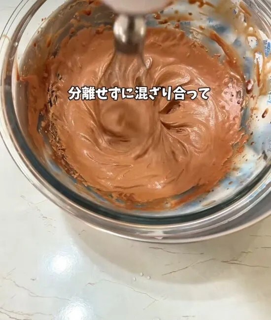 チョコレートを混ぜる様子