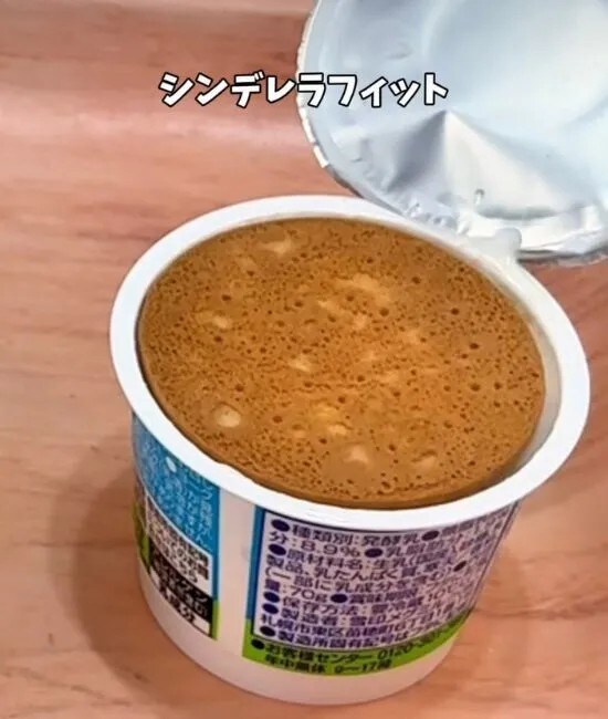 ビスケットをのせる様子