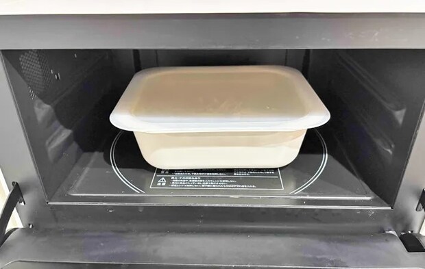 耐熱容器を電子レンジに入れた写真