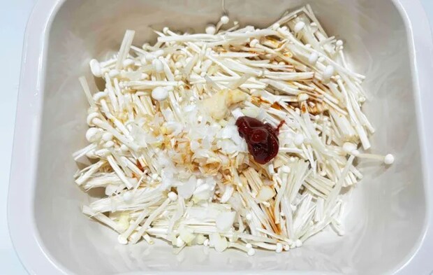 材料と調味料を混ぜ合わせた写真