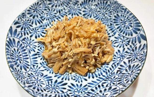 エノキを器に盛りつけた写真