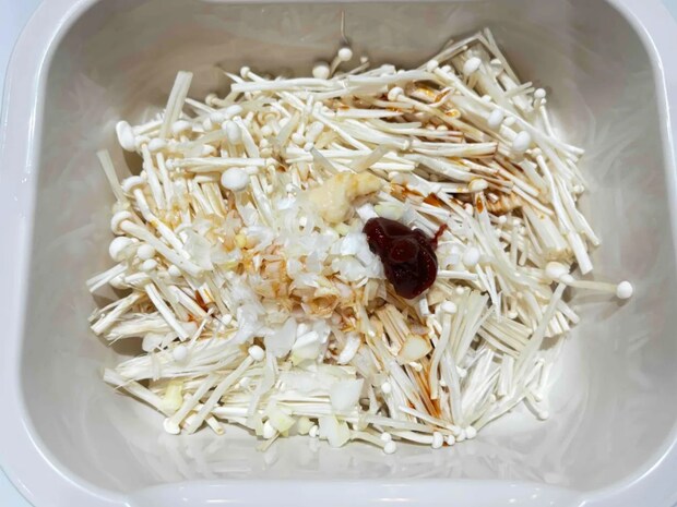 【秋レシピ】エノキをコチュジャンで混ぜ合わせると…？　一度食べたらハマるやみつきおつまみの作り方