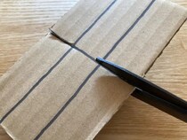 ダンボールに線を引いて…？　海外で話題のライフハックを試してみた