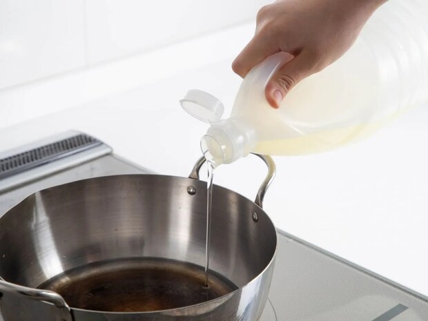 油ボトルのベタつきが消えた！　蓋を閉める前のひと工夫に「試したい」「すごい」【保存テク4選】