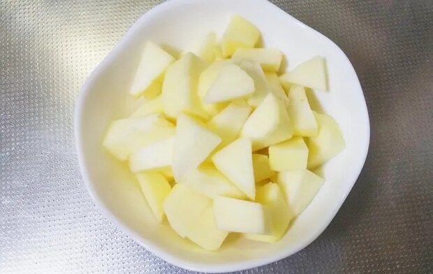 『りんご酢アップルパイ』を作る写真（撮影：エニママ）