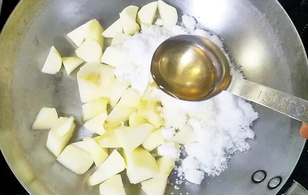 『りんご酢アップルパイ』を作る写真（撮影：エニママ）