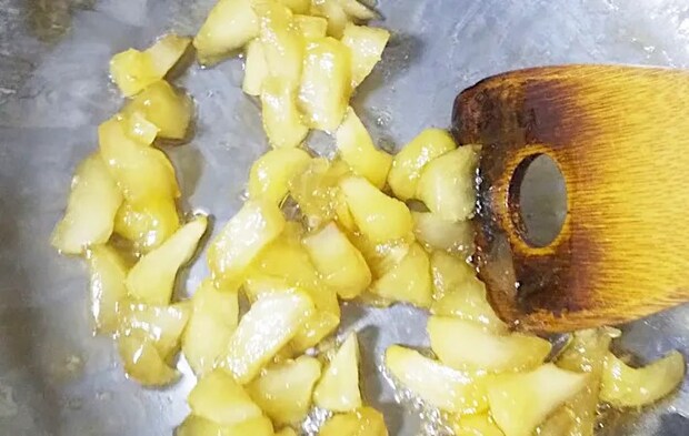 『りんご酢アップルパイ』を作る写真（撮影：エニママ）