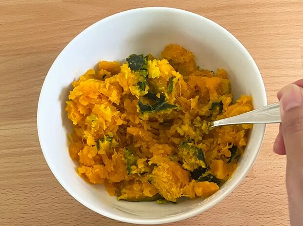 カボチャを潰している写真（撮影：grape編集部）