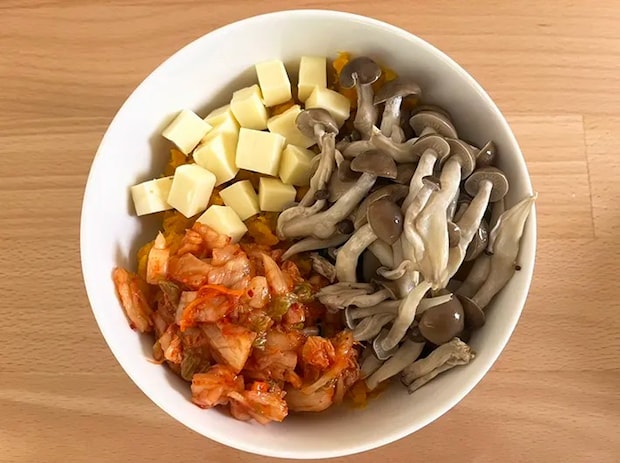 キムチ、チーズ、シメジ、カボチャを混ぜる写真（撮影：grape編集部）