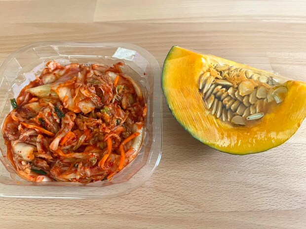 カボチャにキムチ！？　半信半疑で作ったら…箸が止まらない『やみつきサラダ』が完成【簡単レシピ】